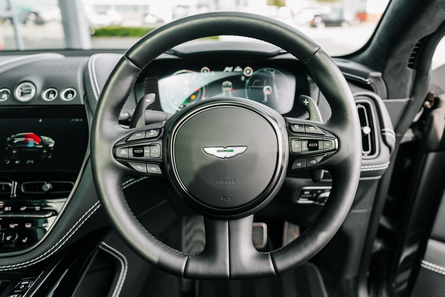Aston Martin DBX V8 550