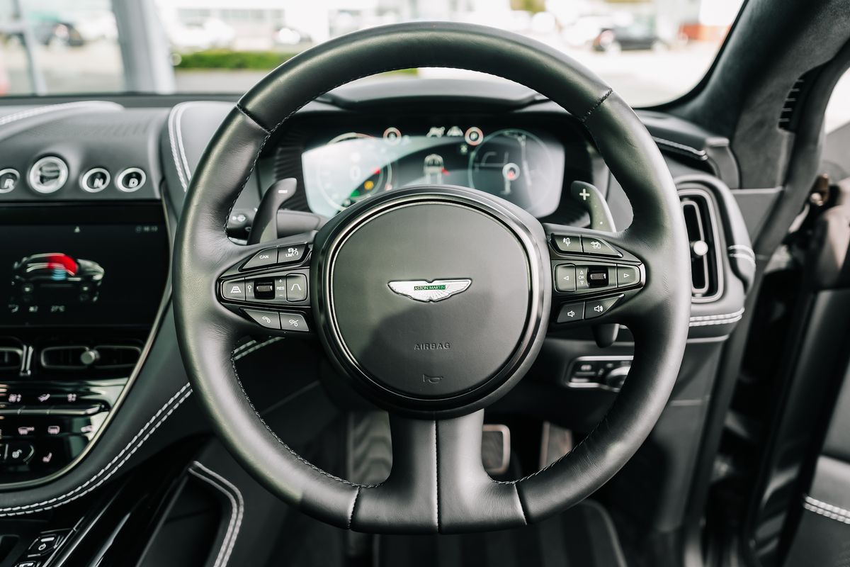 Aston Martin DBX V8 550