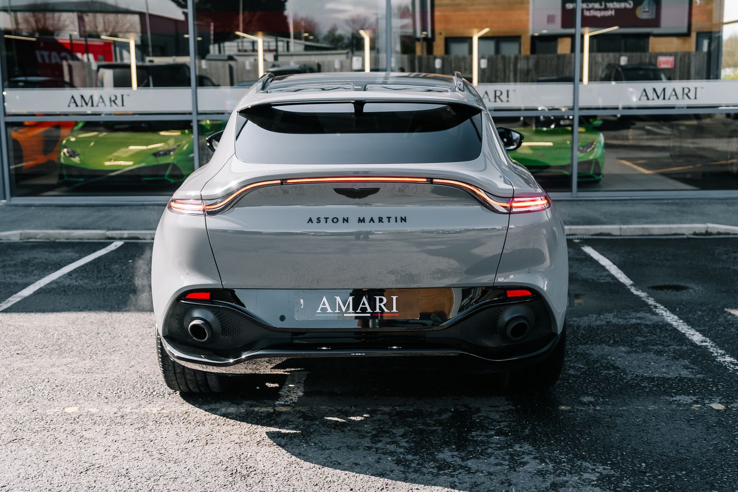 Aston Martin DBX V8 550