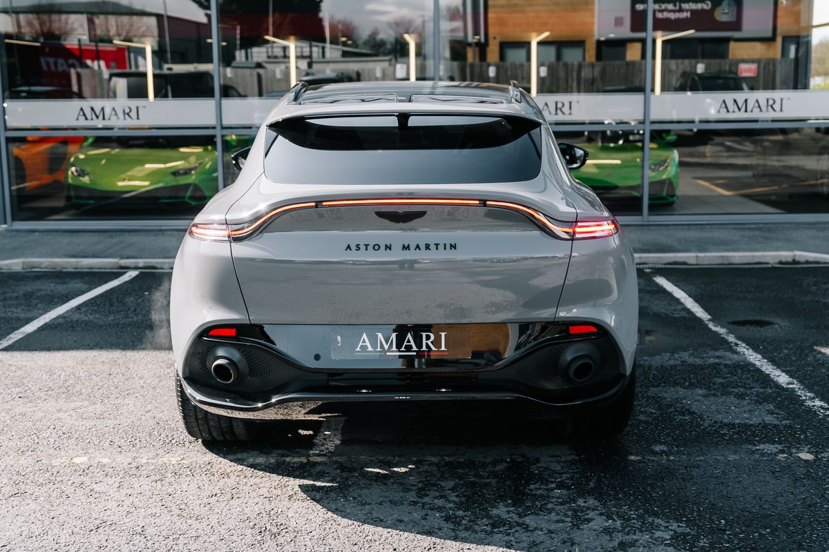 Aston Martin DBX V8 550