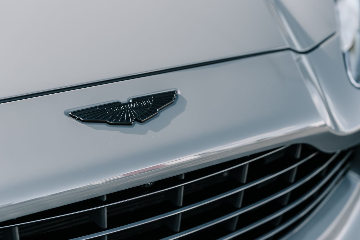 Aston Martin DBX V8 550