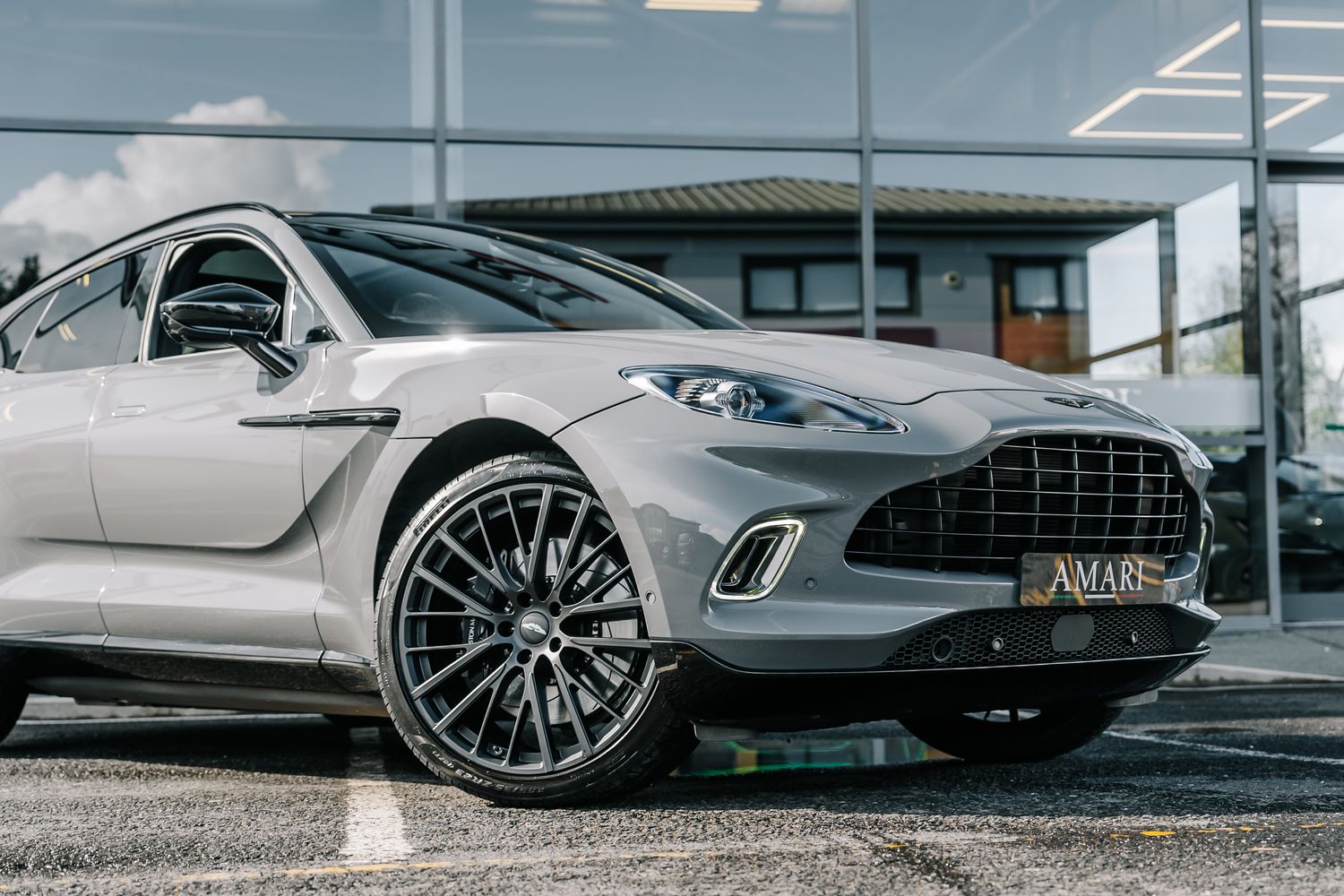 Aston Martin DBX V8 550