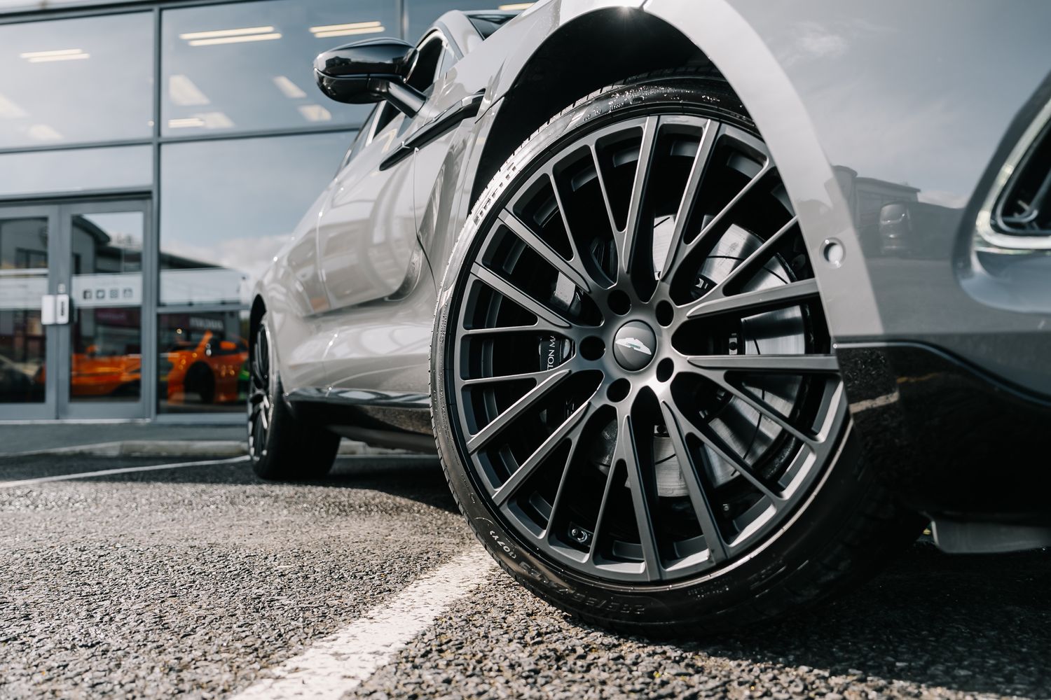 Aston Martin DBX V8 550