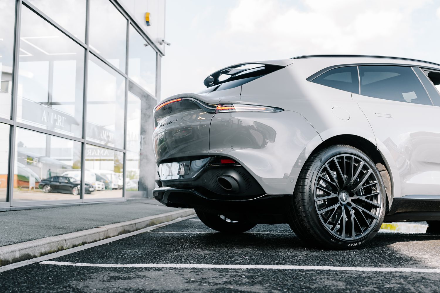 Aston Martin DBX V8 550