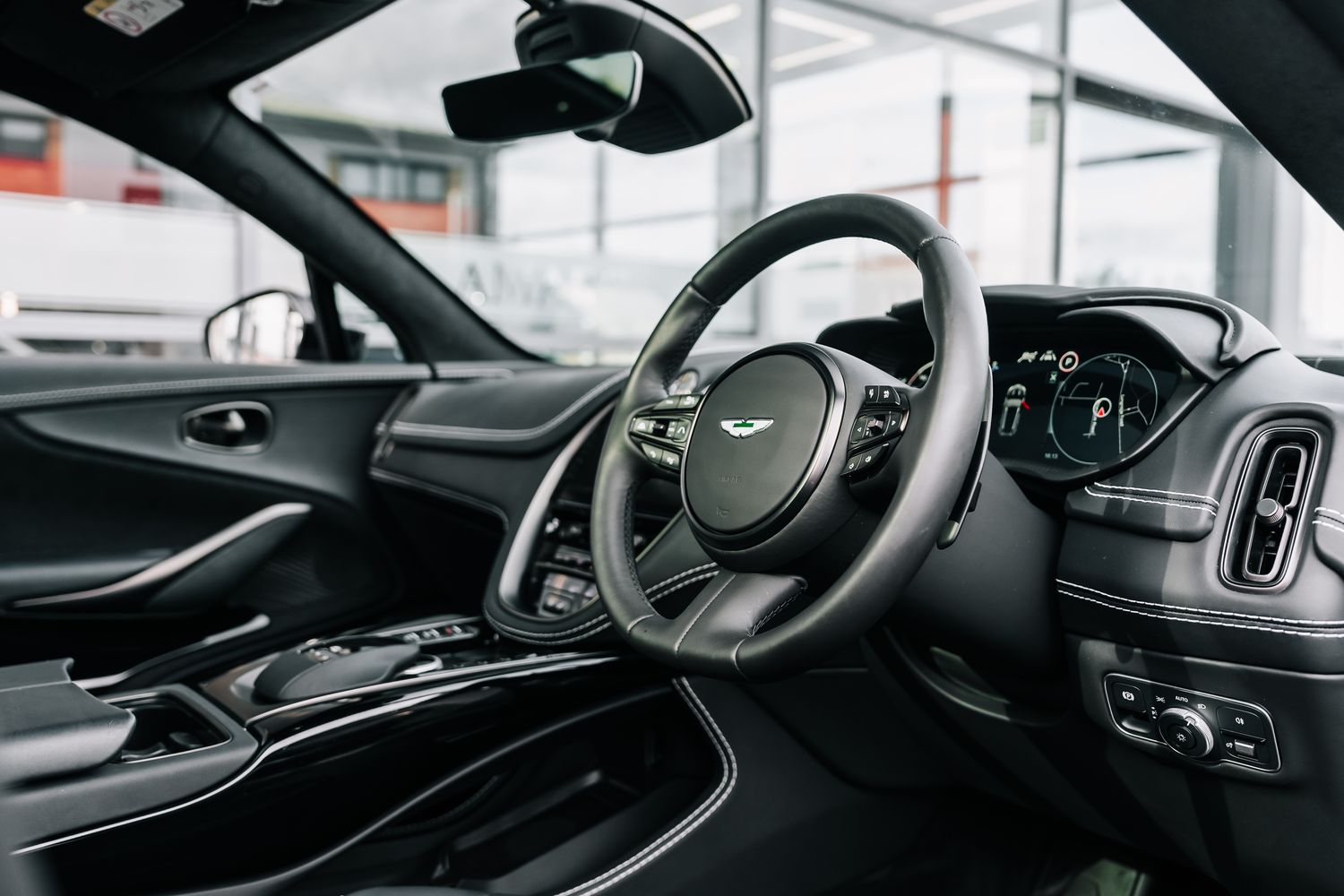 Aston Martin DBX V8 550