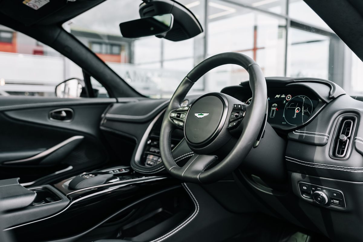 Aston Martin DBX V8 550