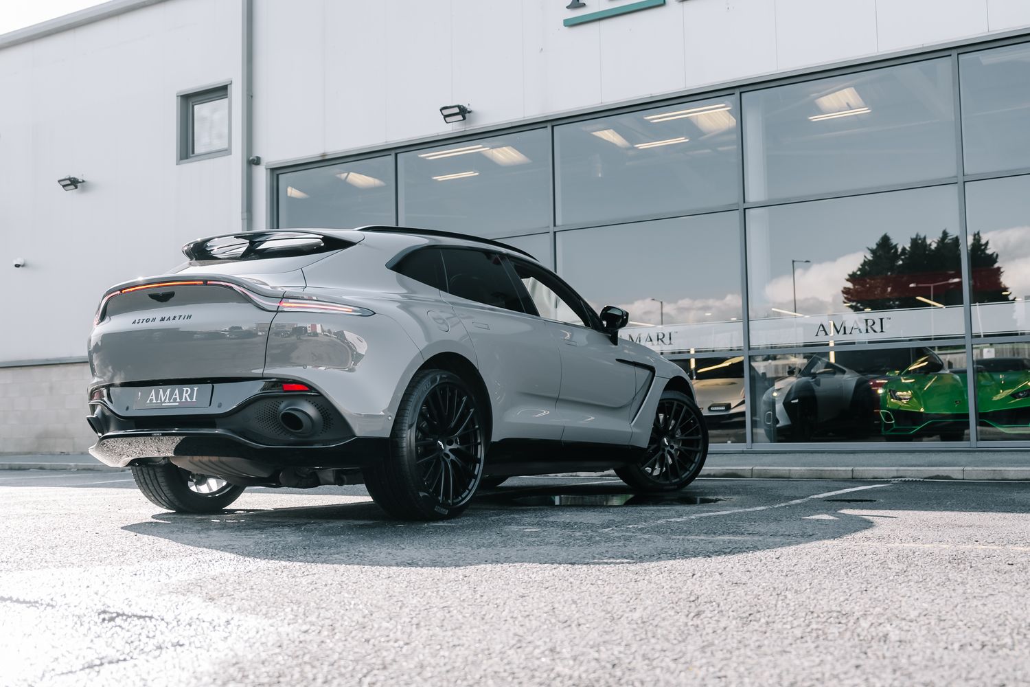 Aston Martin DBX V8 550