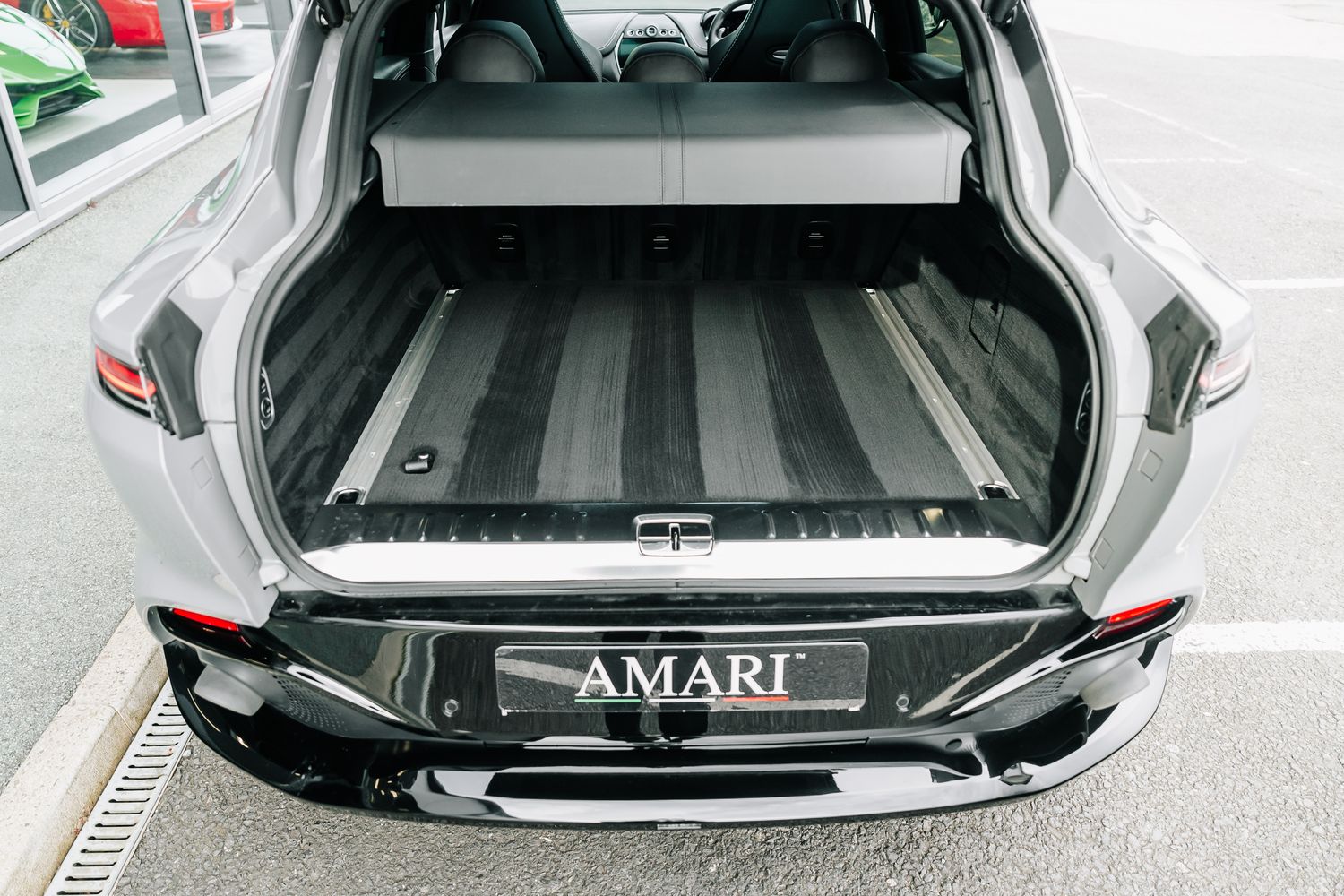 Aston Martin DBX V8 550