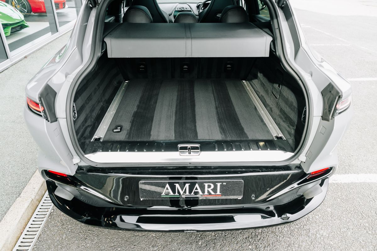 Aston Martin DBX V8 550
