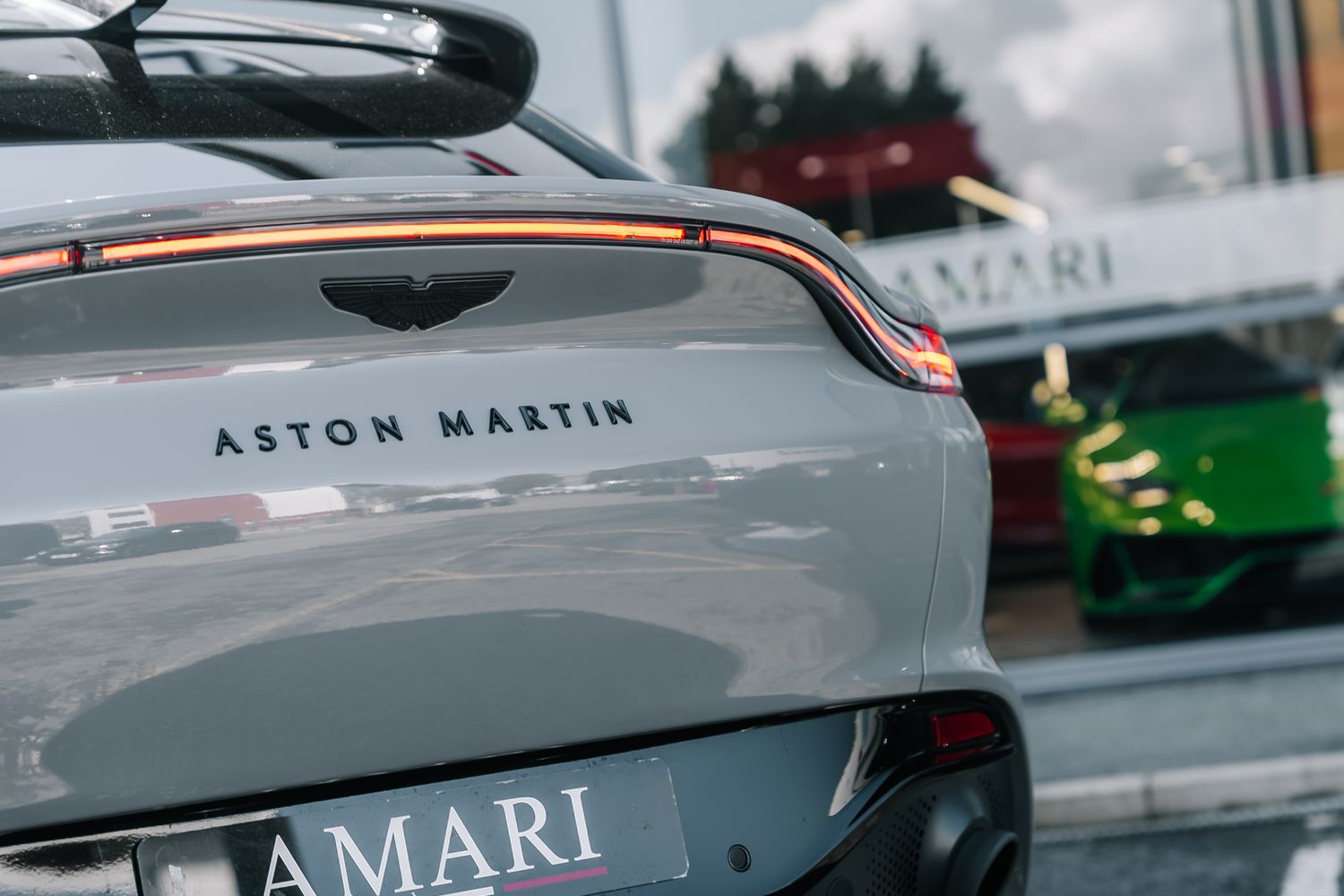 Aston Martin DBX V8 550