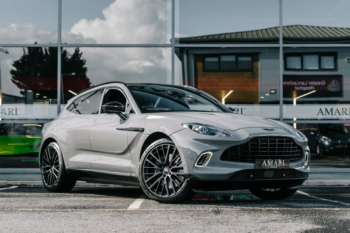 Aston Martin DBX V8 550