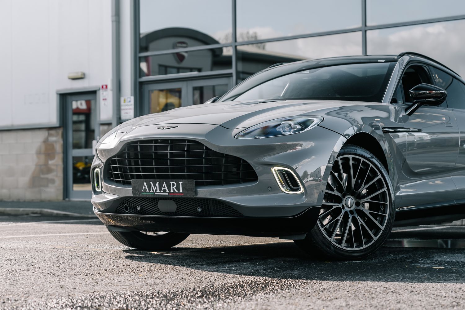 Aston Martin DBX V8 550