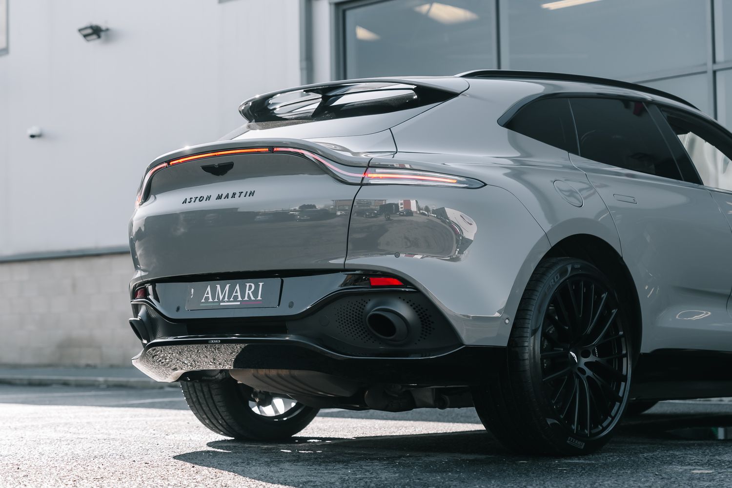 Aston Martin DBX V8 550