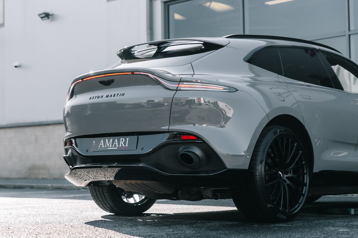 Aston Martin DBX V8 550