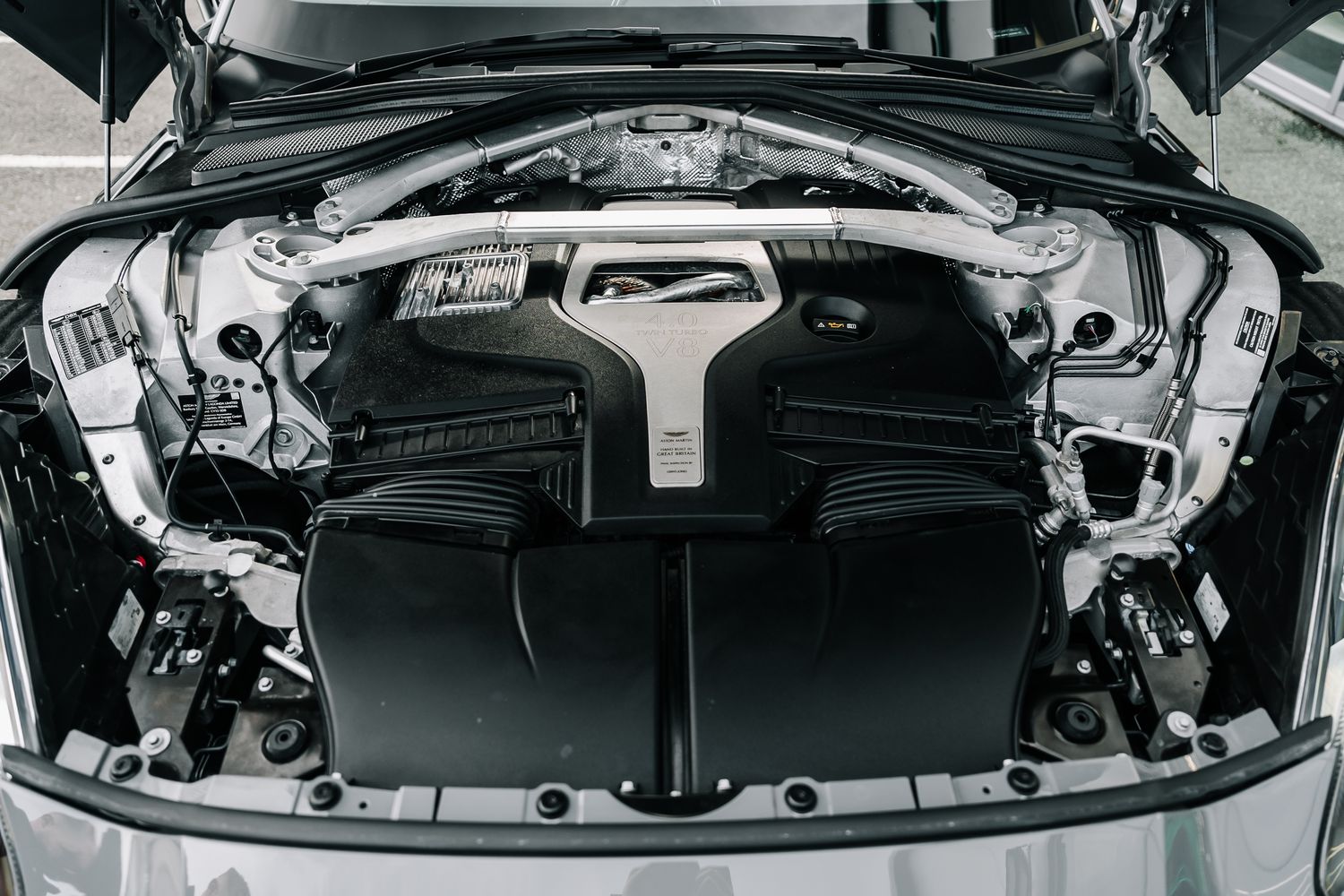Aston Martin DBX V8 550