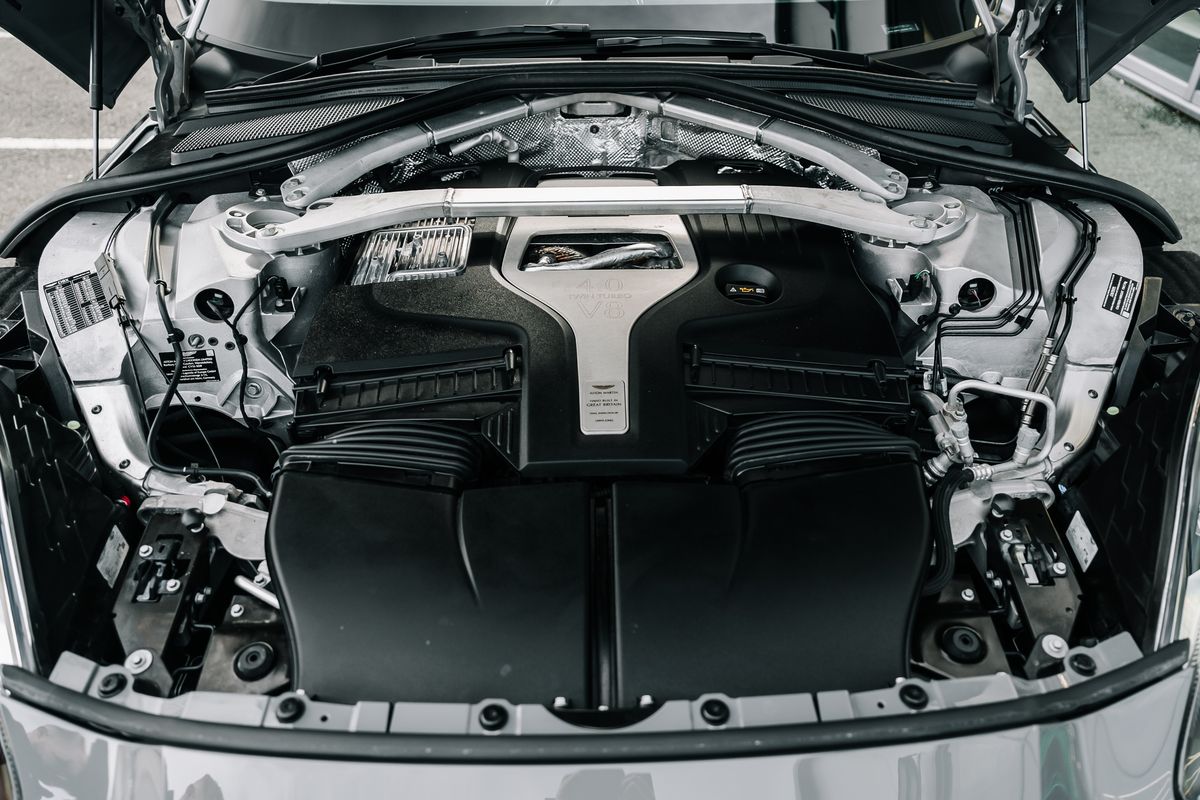 Aston Martin DBX V8 550