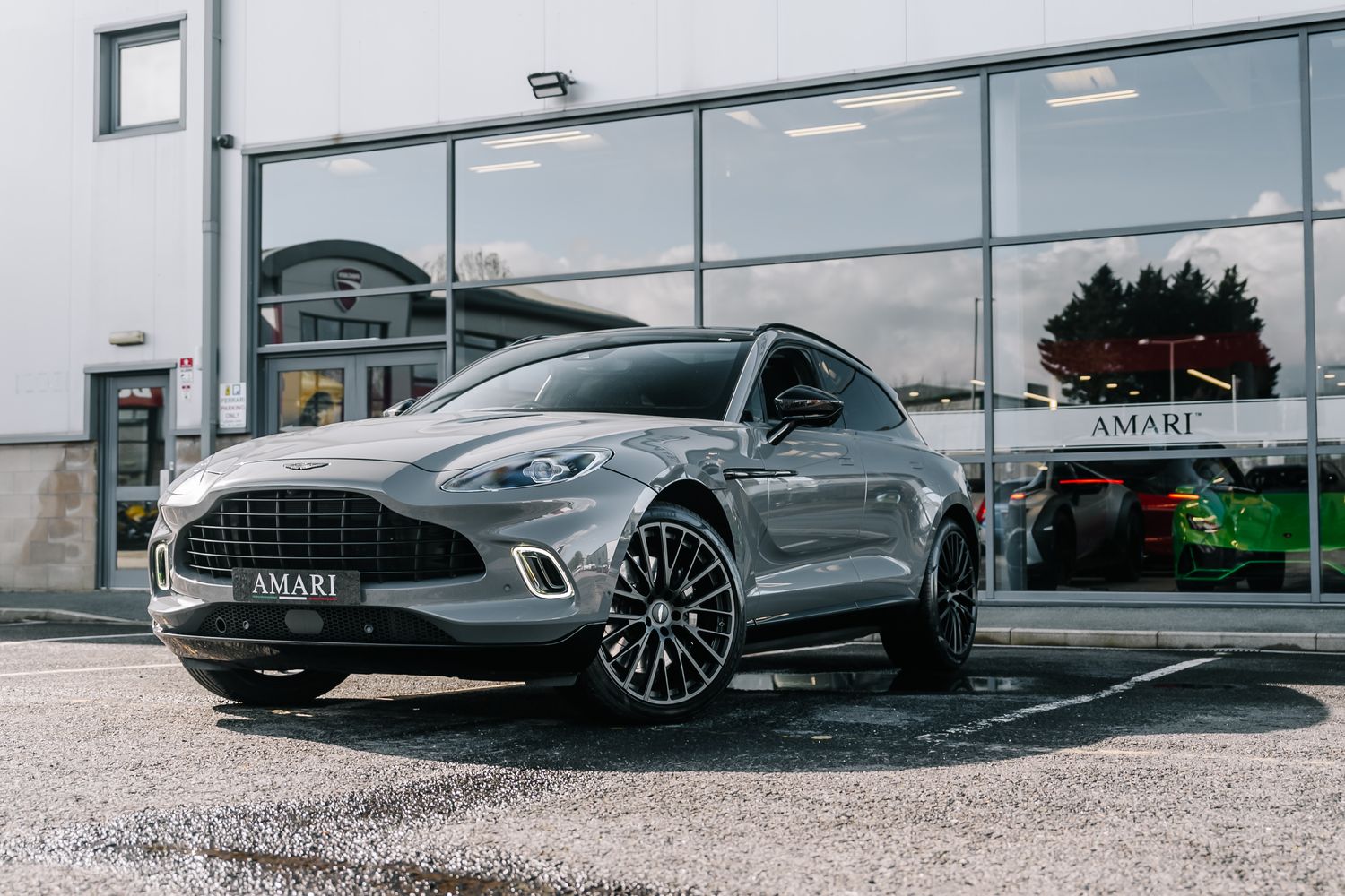 Aston Martin DBX V8 550