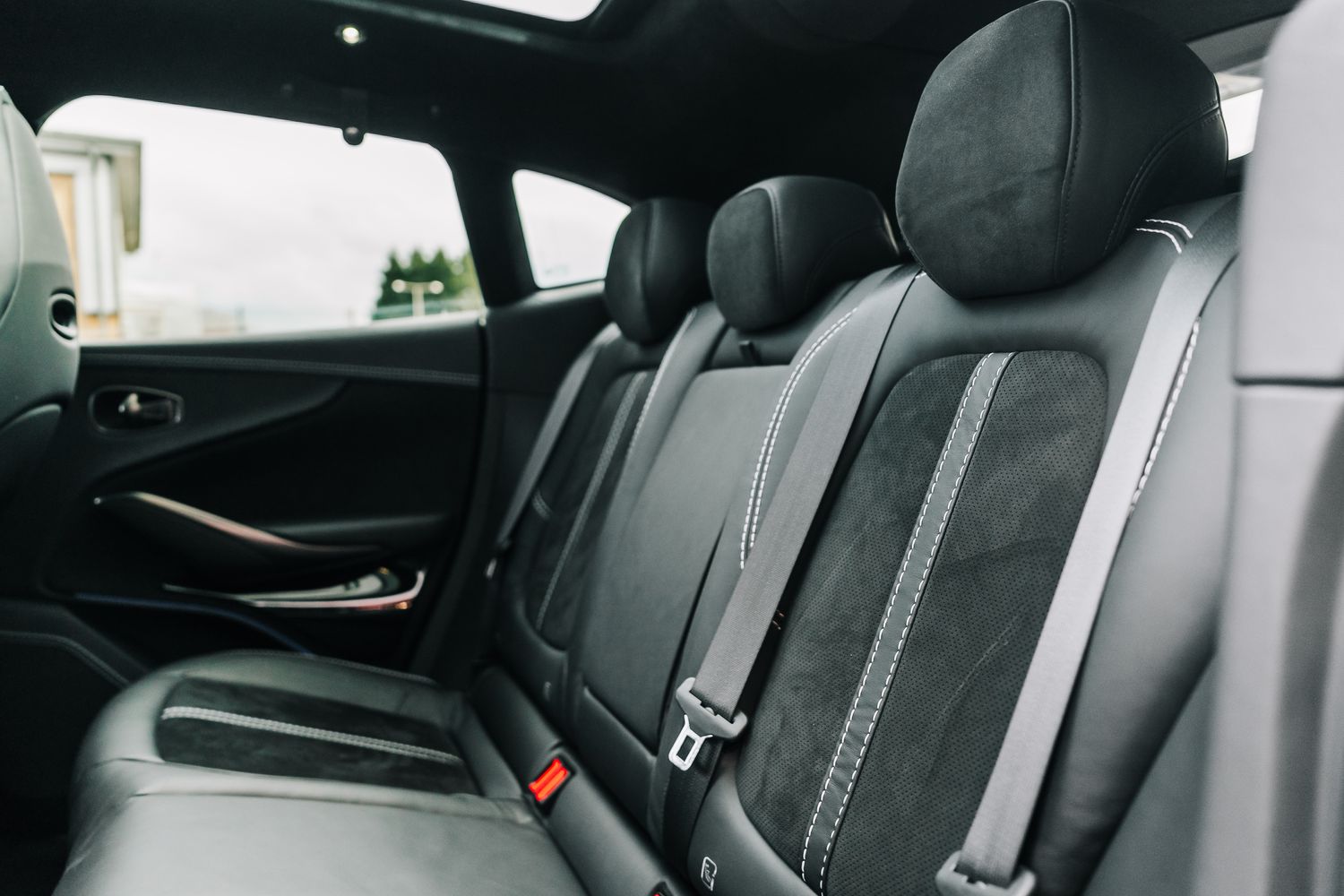Aston Martin DBX V8 550