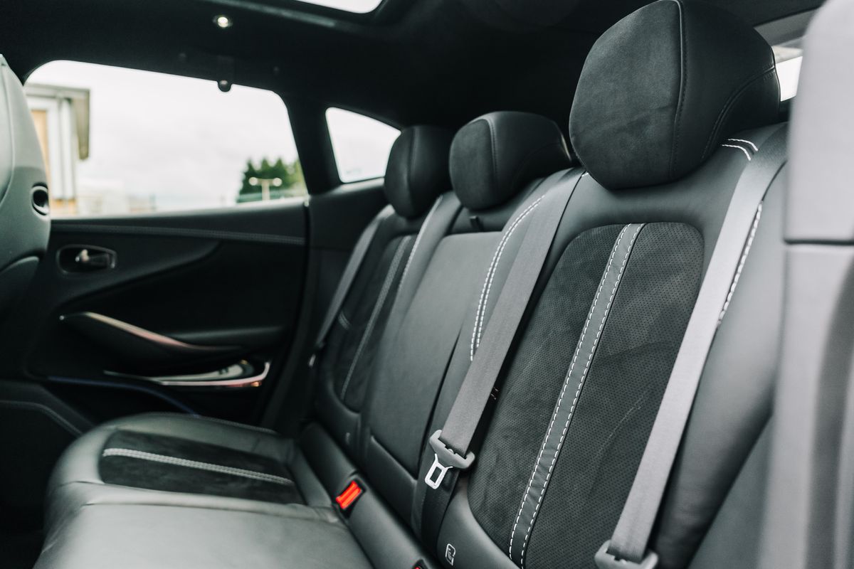 Aston Martin DBX V8 550