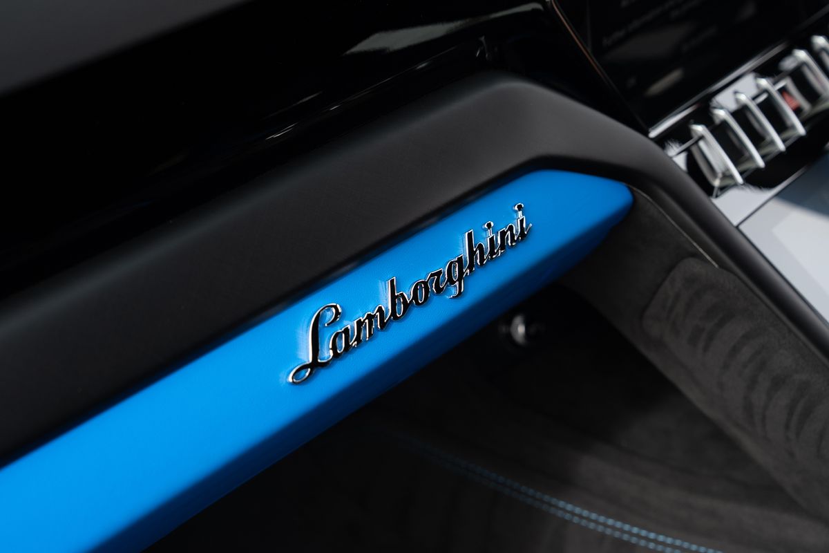 LAMBORGHINI URUS V8 S S