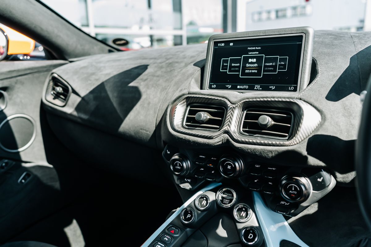 Aston Martin Vantage V8 Heritage Racing Edition