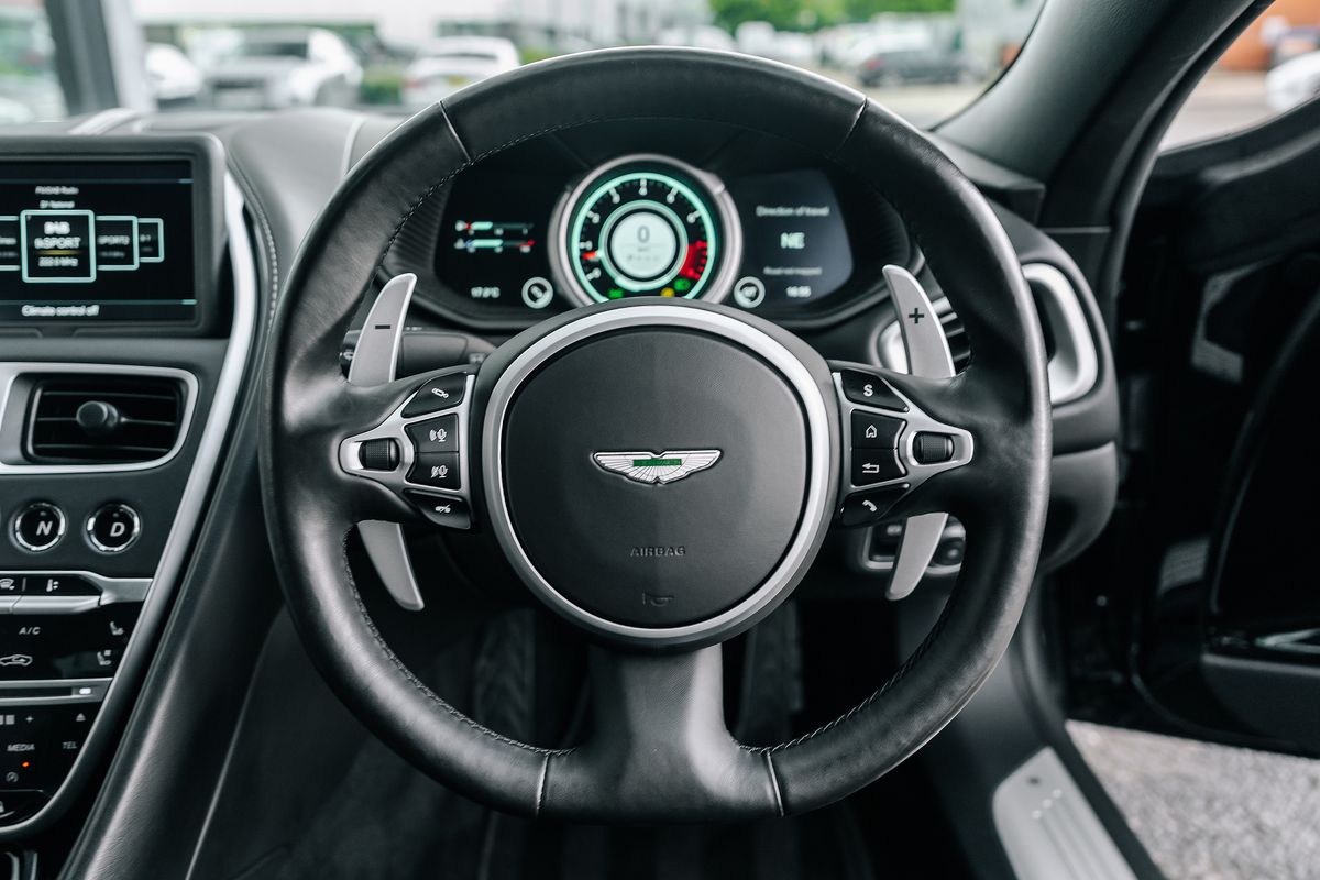 ASTON MARTIN DB11 AMR V12