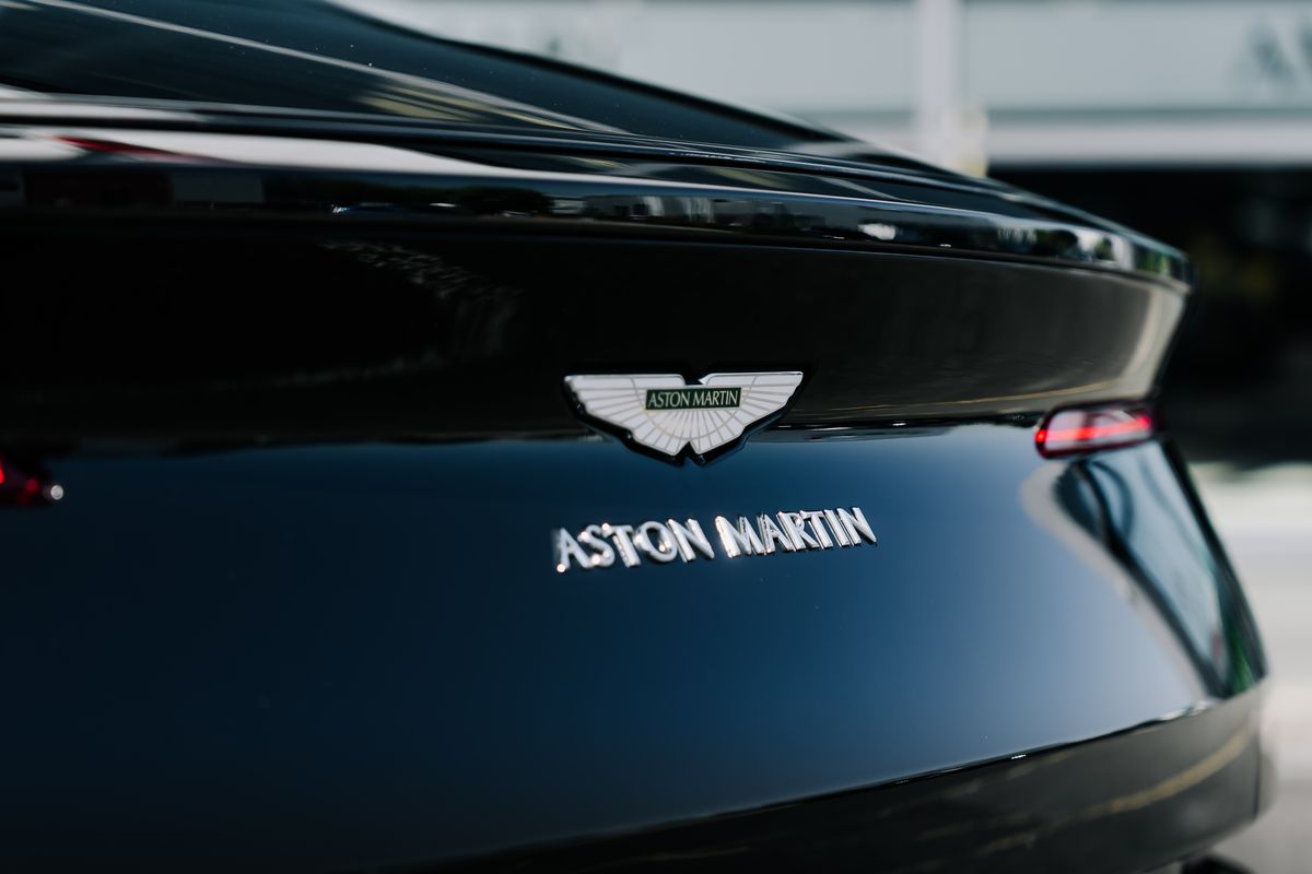 ASTON MARTIN DB11 AMR V12