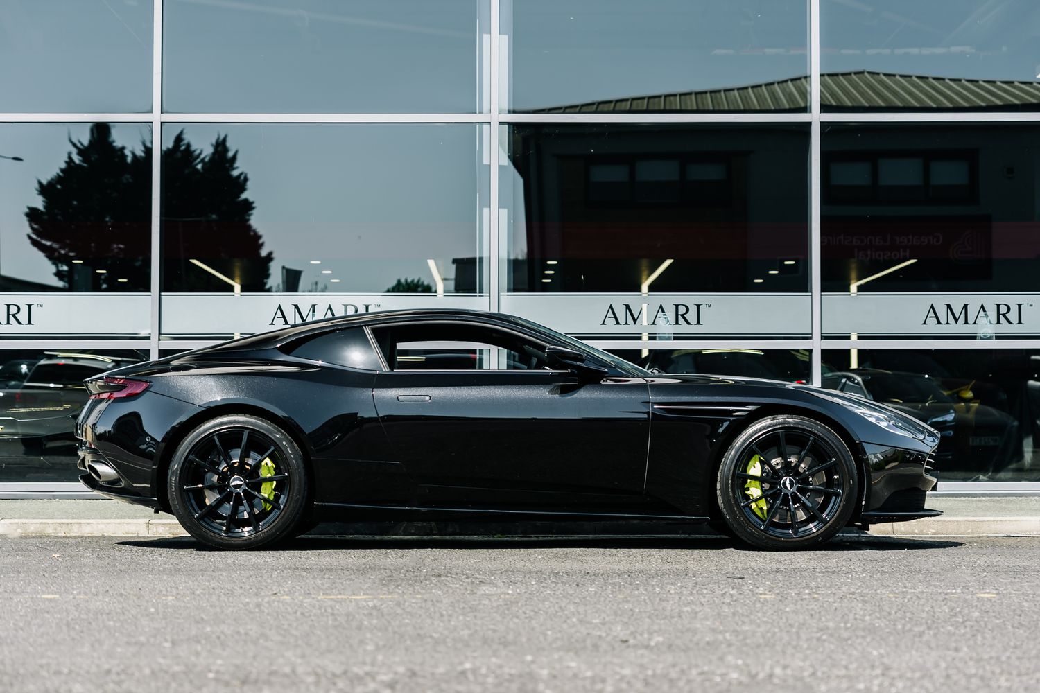 Aston Martin DB11 AMR V12