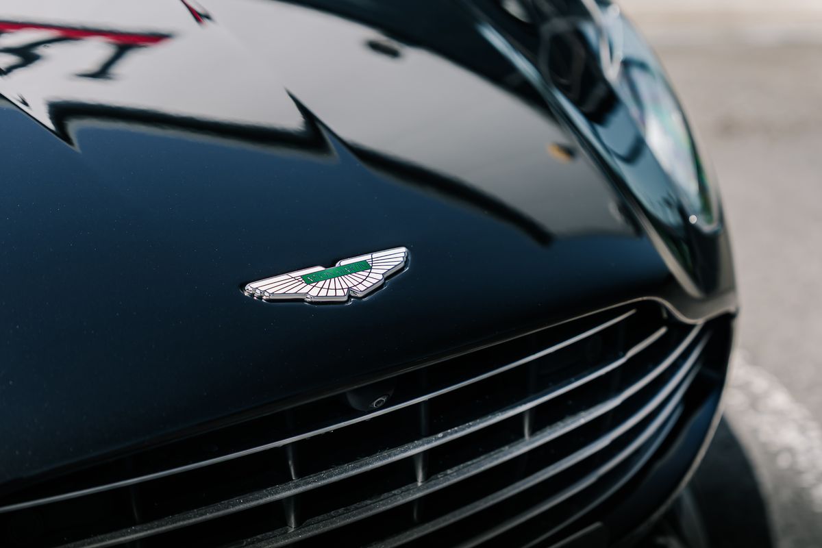ASTON MARTIN DB11 AMR V12