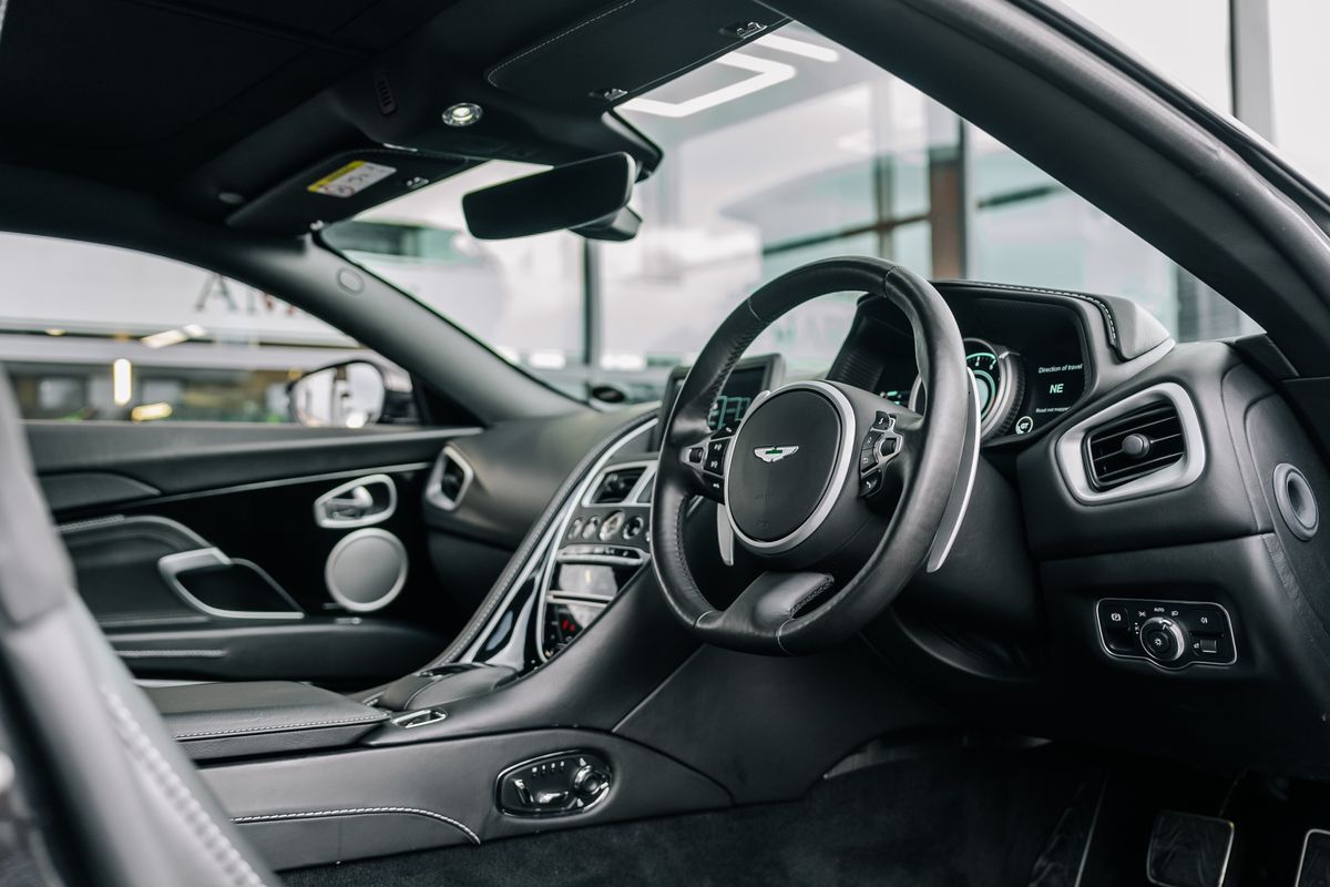 ASTON MARTIN DB11 AMR V12