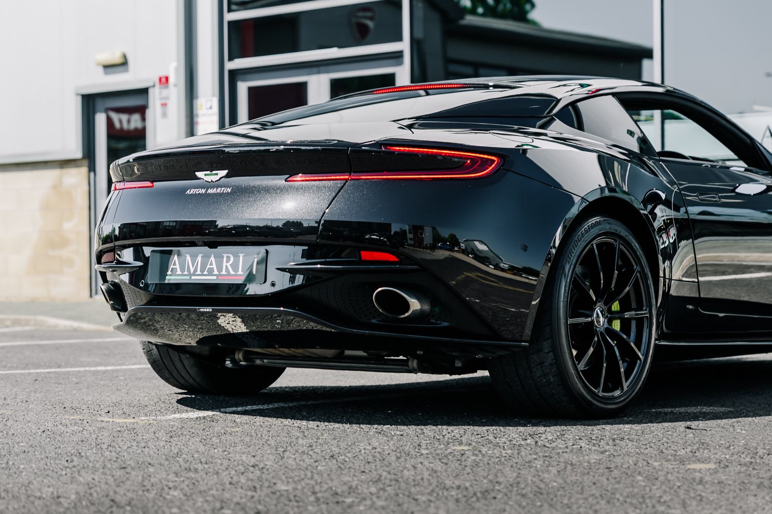 Aston Martin DB11 AMR V12