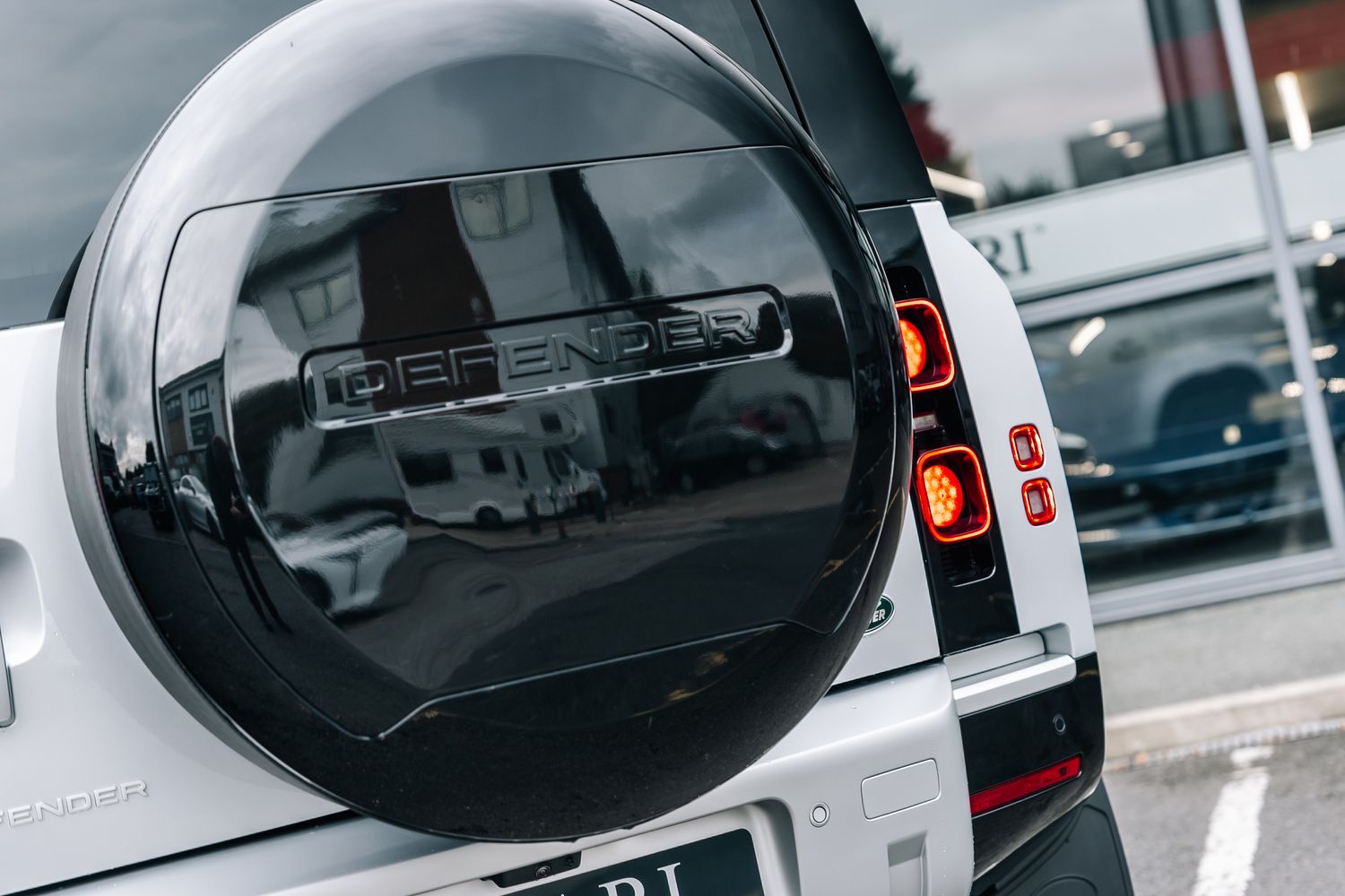 Land Rover Defender HSE D300 MHEV