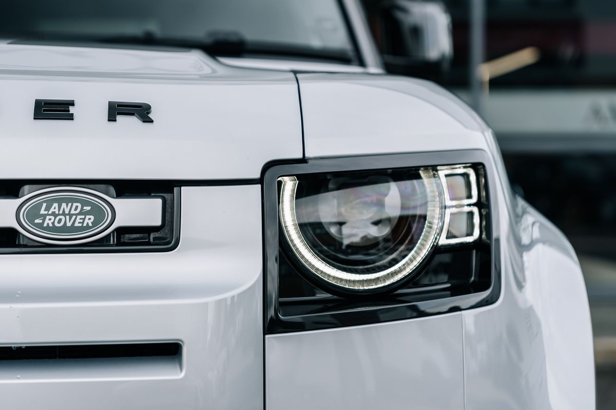 Land Rover Defender HSE D300 MHEV
