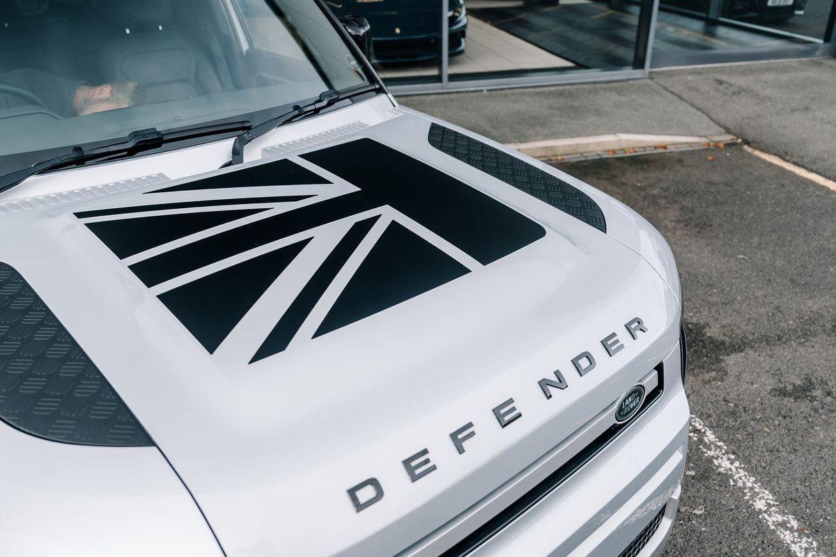 Land Rover Defender HSE D300 MHEV