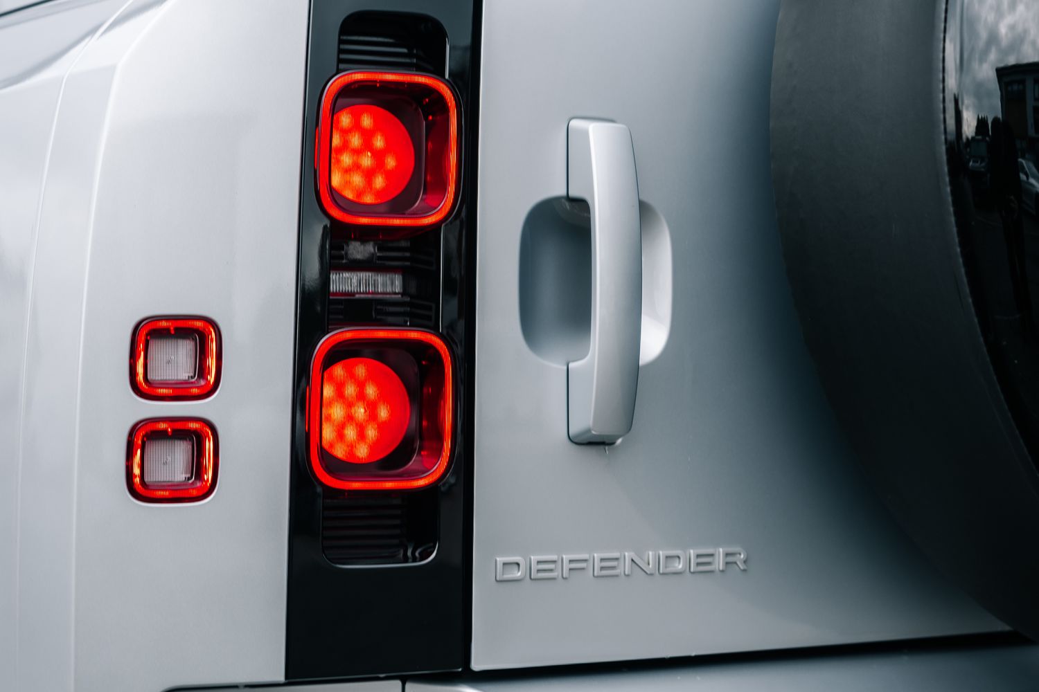Land Rover Defender HSE D300 MHEV