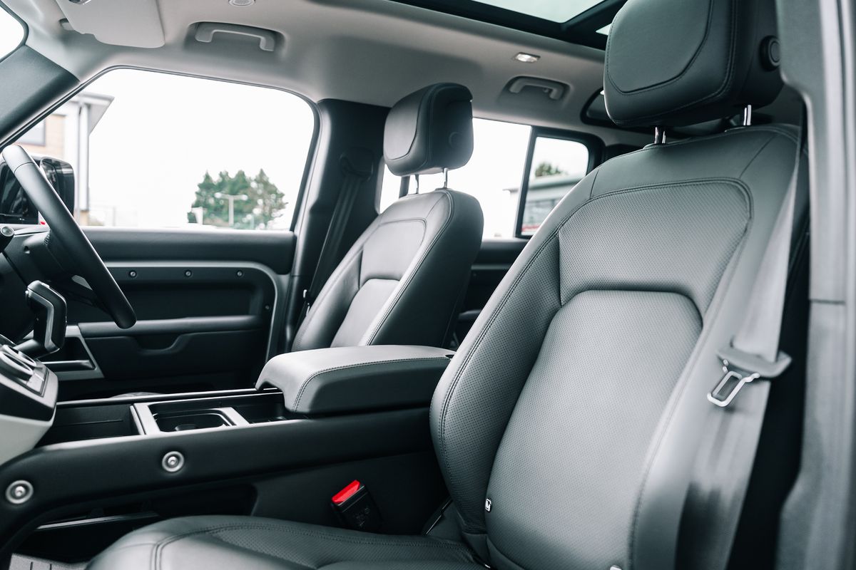 Land Rover Defender HSE D300 MHEV