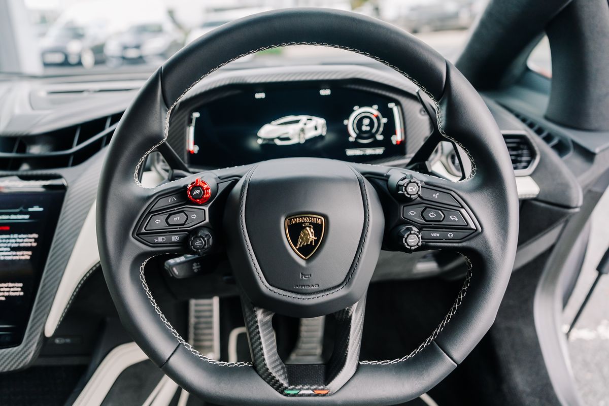 Lamborghini Revuelto