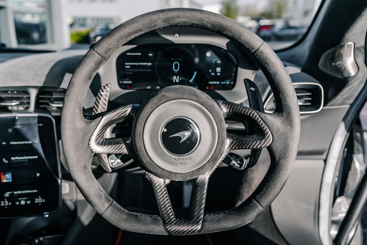 McLaren Artura V6 PHEV