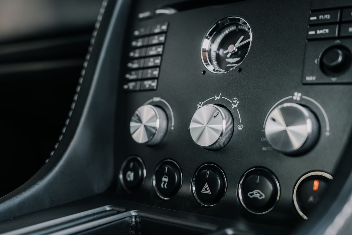 Aston Martin Vantage V8