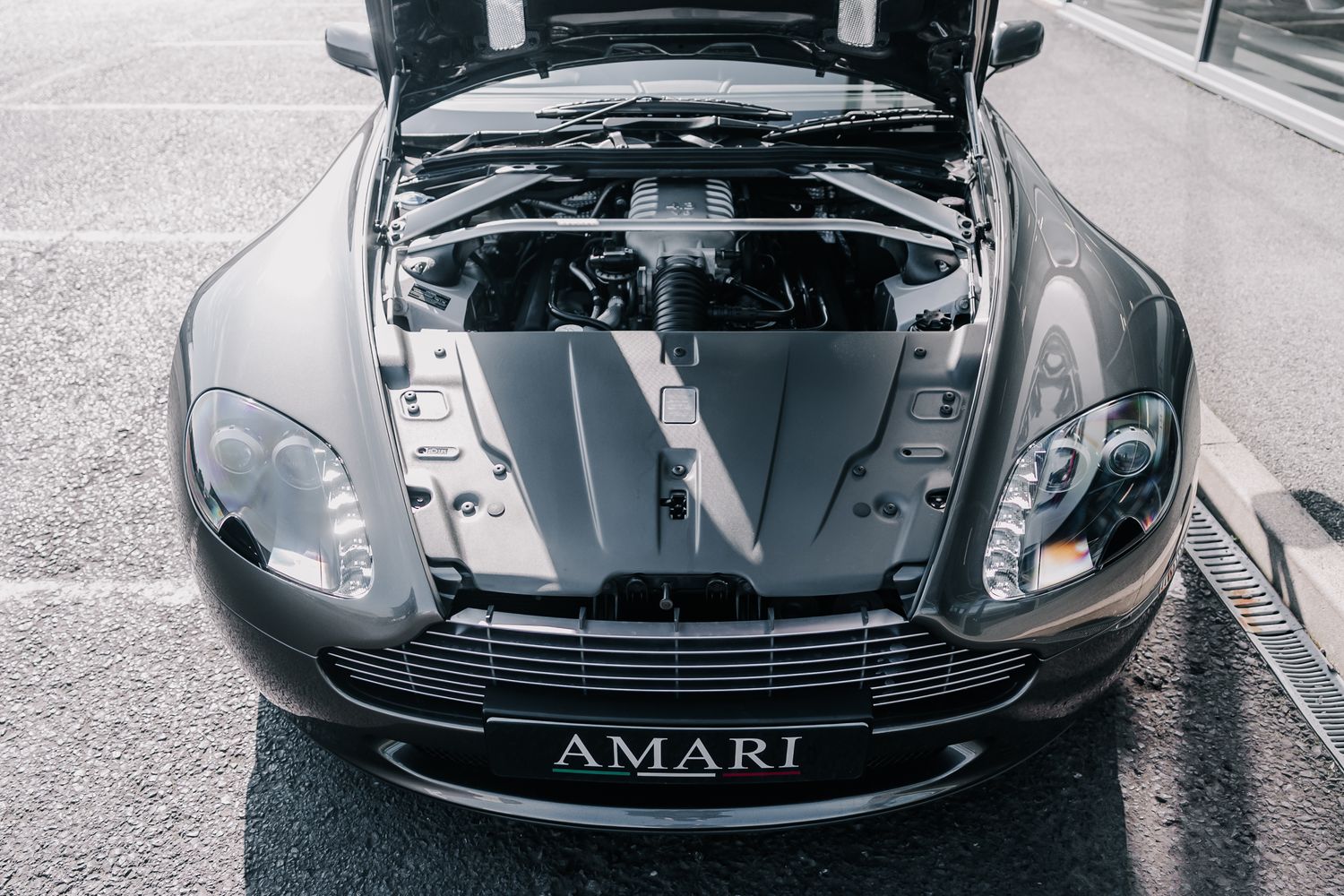 Aston Martin Vantage V8