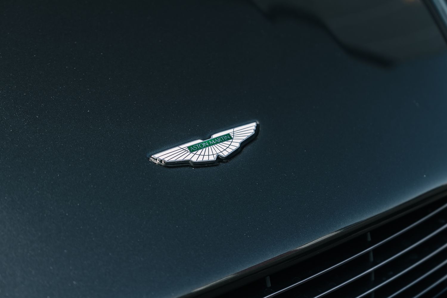 Aston Martin Vantage V8
