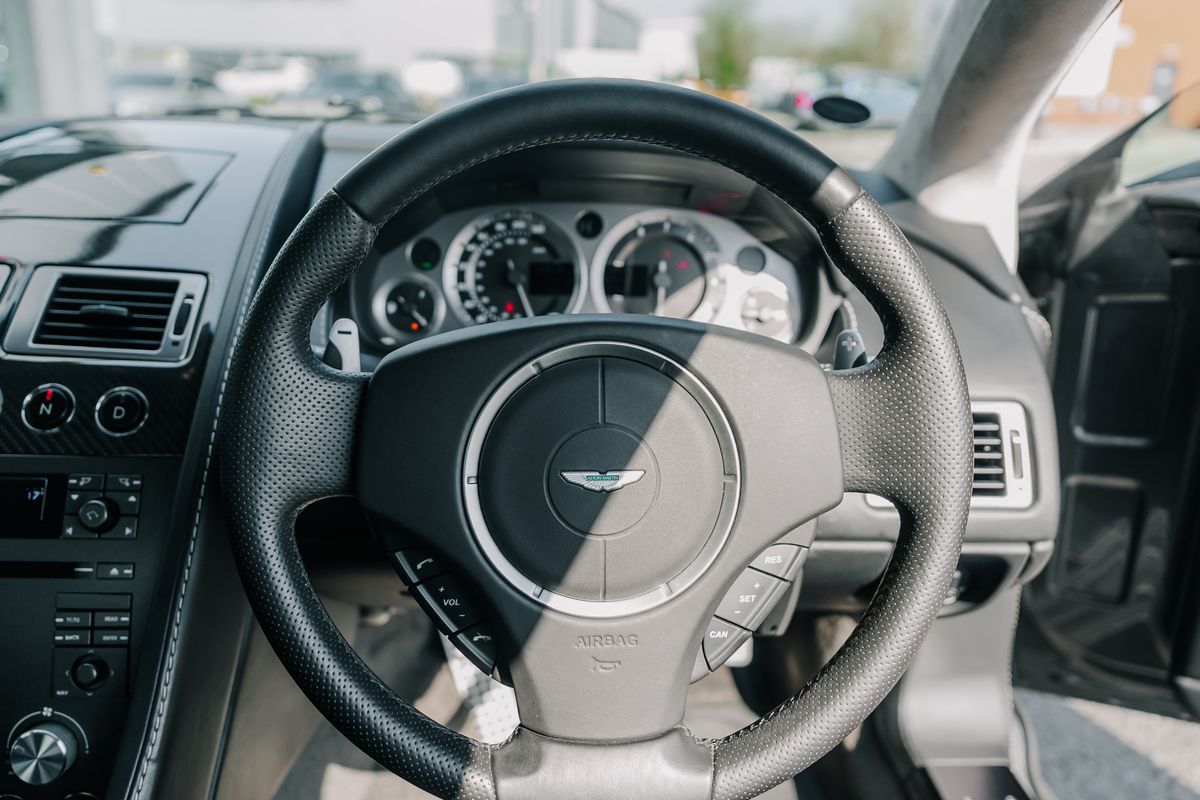 Aston Martin Vantage V8