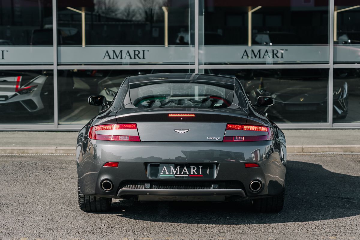 Aston Martin Vantage V8
