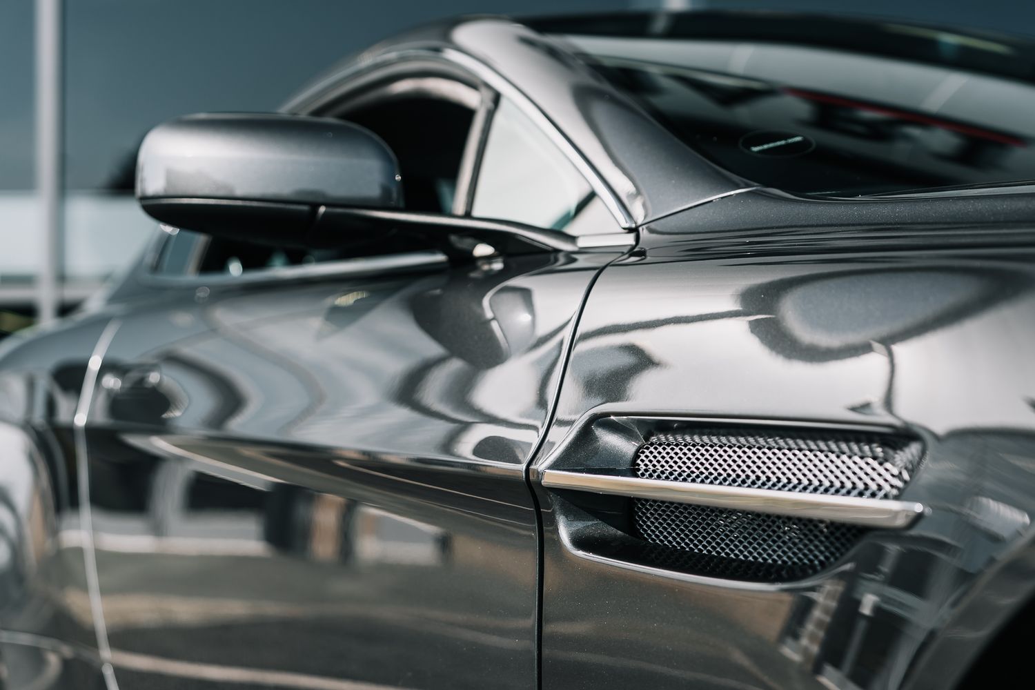 Aston Martin Vantage V8