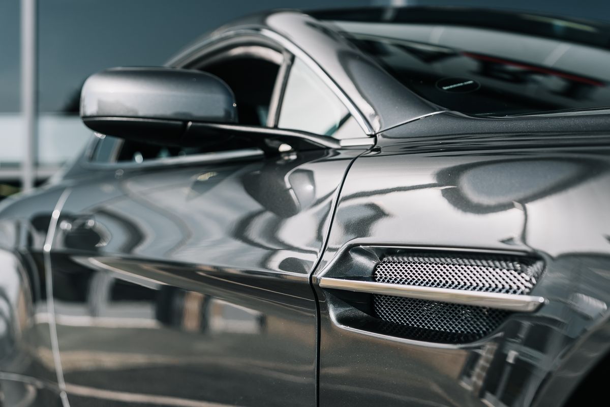 Aston Martin Vantage V8
