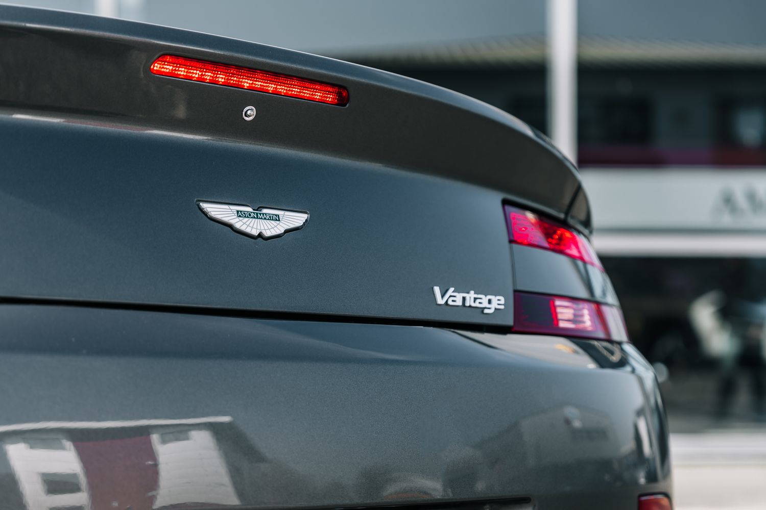 Aston Martin Vantage V8