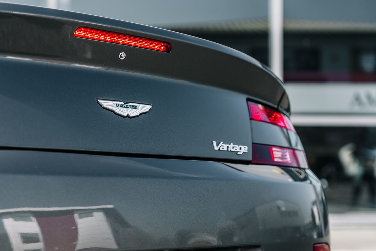 Aston Martin Vantage V8