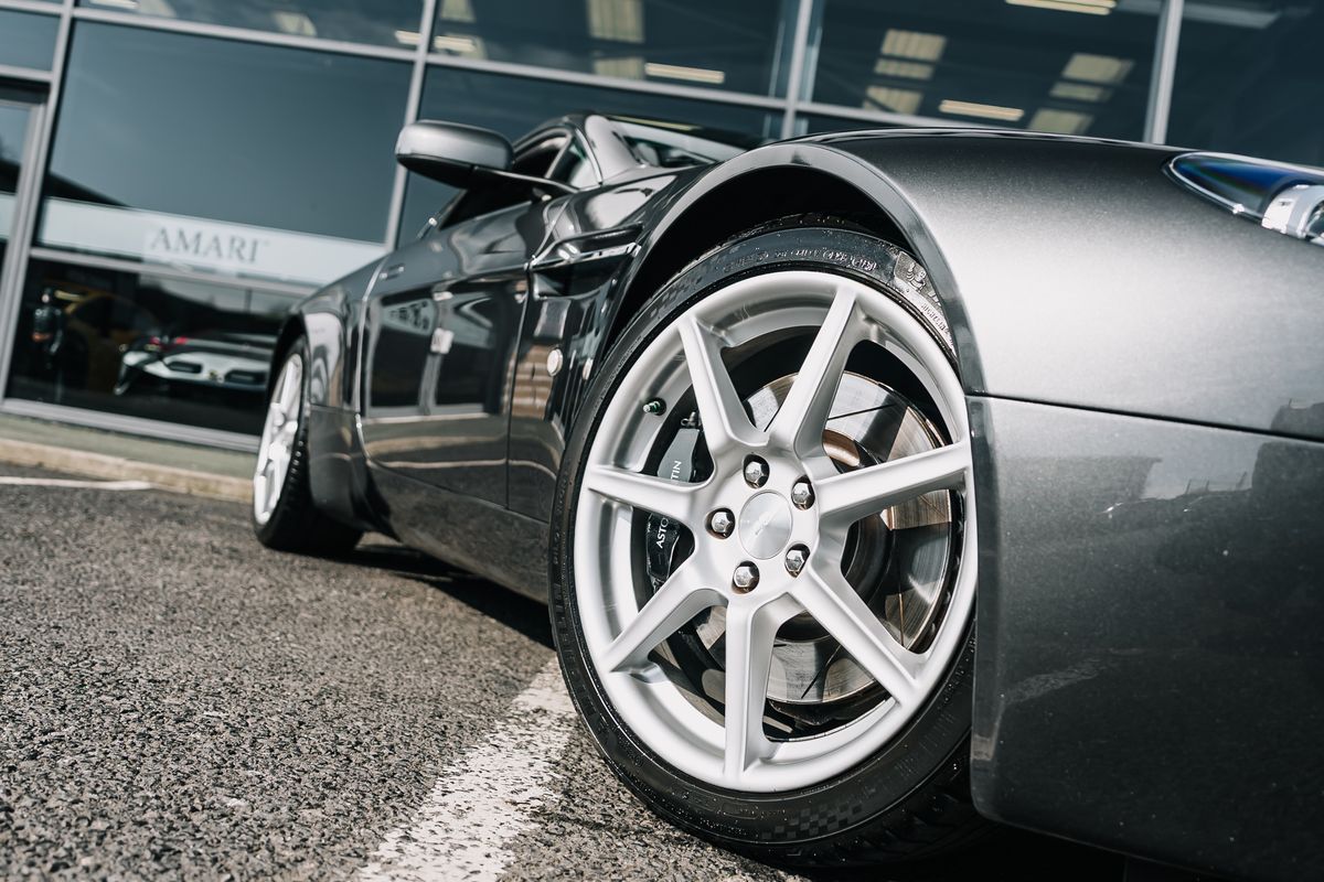 Aston Martin Vantage V8