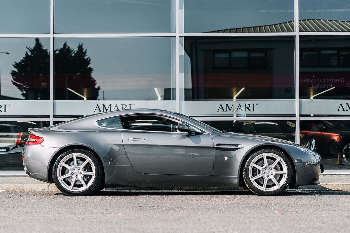 Aston Martin Vantage V8