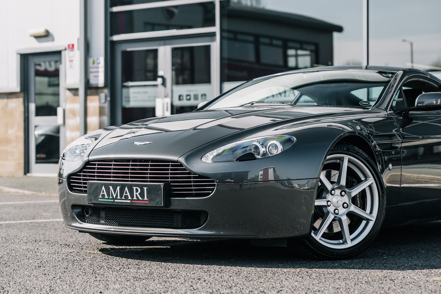Aston Martin Vantage V8